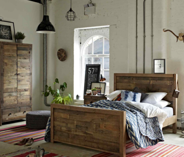 Kamar remaja dengan kursi berlengan dan meja rias berbingkai kayu untuk kesan Eropa yang anggun